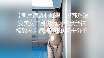 按着她的屁眼无套后入抽插