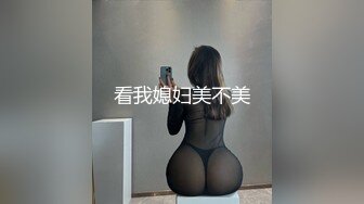 新的挑战总有新的意外，后面的女士们在选衣服，我家宝贝不知道后面的人有多近，再多一秒，过来的小美女就看到了