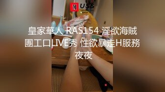  操爆乳美女小护士，按着脑袋猛插嘴，扛起双腿草无毛骚穴，大力输出，爽的不行