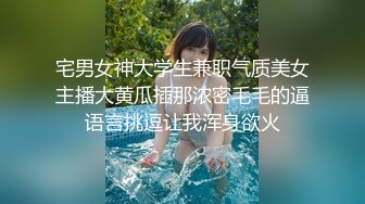 全景厕拍美女撒尿闺蜜非要挤进来 以为一箭双雕 白高兴