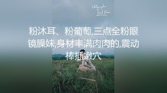 红发眼镜美女跪着满满享受这大鸡鸡