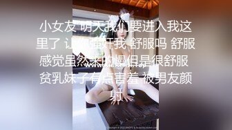 大眼韵味十足的美少妇，白衬衫，黑吊带，灰色丝袜，口含假吊吮吸，按摩推油大屁股，塞肛塞，肥美一线天