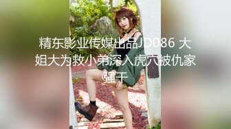   一脸呆萌18嫩妹双马尾带着项圈，翘起美腿玻璃棒插菊花，掰开小穴特写，手指扣穴水声哗哗