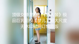 彼女の親友が机の下にこっそり隠れてフェラチオ