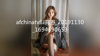 长相甜美妹子穿上连体网袜3P啪啪，特写大黑牛玩弄粉穴边后入边口交，妹子玩的很开心非常诱人