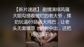 商场女厕偷拍 破洞牛仔裤美女的小黑B 一边抽烟一边玩手机