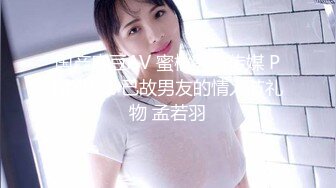 小美女已经受不了了 倚着桌角在干什么呢