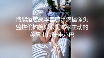 可爱的制服少女趴着享受按摩棒和手指带来的绝妙刺激