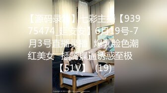 一路尾随偷拍性感高跟电子烟店老板娘的小黑B假装进店咨询拍脸 (1)