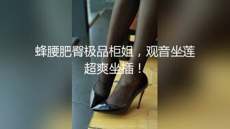 外表清纯文静的气质长发性感美女和男友酒店激情啪啪进镜头自拍,逼毛刮得真干净,干完后还拿着鸡鸡往里插!