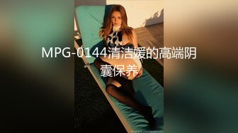  酒店偷拍小美女开房约常客，付完钱开操，骑在身上调情吃屌，各种姿势爆操，搞了两发