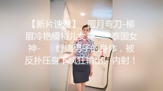 很火的家庭摄像头，美艳少妇和闺女睡觉，四腿交叉，把睡衣脱了手自动伸向淫穴扣摸，自慰完后知后觉盖被子！