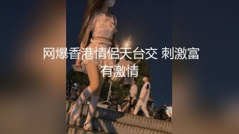 隔壁老王玩邻居老婆 被绿帽老公堵屋里 全裸挂在阳台外面 被吃瓜群众围观