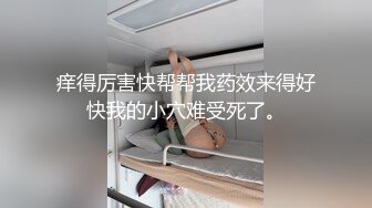 OO後小情侣深夜户外遛弯,小哥想要了直接到公厕里接收女友嘴巴的吸允