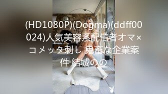   人妻榨汁机跟两个年轻小哥激情3P给狼友看，淫乱的房间被两个小哥各种玩弄