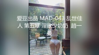 现在的小孩太牛逼 初中男同学在操场上看着手机小视频打飞机 被女同学偷拍下来了