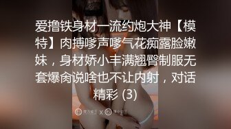  澡堂子内部员工偷拍两位身材火爆的小美女洗澡皮肤白又嫩