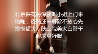 18学生嫩妹女仆装和粉丝视频自慰，黑色开档网袜，M腿坐椅子掰穴，震动假屌插入多毛小穴，骑乘假屌自己动伸缩浪叫