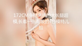 清纯眼镜19美少女，姐妹花一起，一脸呆萌卡哇伊，JK装短裙，没穿内裤看嫩穴，翘起美臀