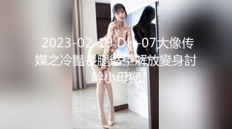 短裤性感大奶妹子跪着口交骑乘抽插猛操