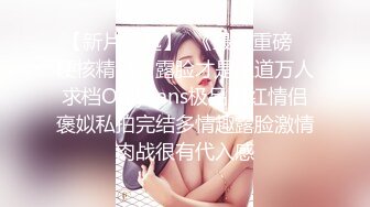  幸福老哥啪啪00后嫩妹子边操旁边还有个妹子舔奶，掀开被子上位骑乘后入抽插童颜大奶