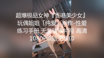 YC商场抄底潮玩前搔首弄姿黄发美妞❤️蕾丝粉内勒出穴缝透视黑毛