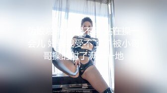 黑客破解家庭摄像头真实偸拍，爱美丽身材苗条小骚妇卧室日常换衣自慰，与两个男人床上玩3P关系很混乱