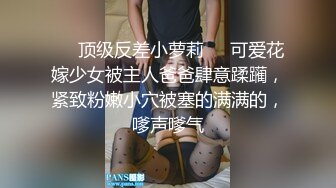 巨乳爱好者，一对大奶白又嫩，浴缸湿身诱惑，狂撸大屌乳交，夹着套弄很舒服，上下猛砸