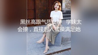 高能户外极品美女夹着大黑牛在大爷旁边自慰失禁 淫汁沿着美腿流下 大爷瞧地上的淫水看呆了 嗡嗡的声音强忍快感1