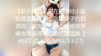 20岁活力美少女，掏出大奶子揉捏，圆润大肥臀脱下内裤，中指扣入粉穴高潮流出白浆