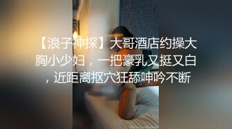 骚少妇躺在沙发上被大哥玩逼，一直跟狼友语音通话，AV棒塞进逼里玩弄，大鸡巴摩擦骚逼让骚逼给口交