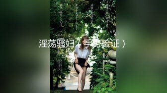 长发颜值妹子，镜头前第一视角全裸自慰，道具插穴特写粉穴，水水很多