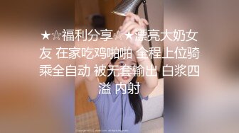 充满诱惑的少妇，黑丝高跟大奶子超级诱人，居家诱惑漏出大奶子夹着AV棒，尿尿自慰道具插逼诱惑的呻吟