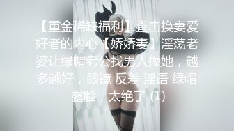 周末加班偷拍公司里的美女同事， 这么纯的妹子下面黑的一塌糊涂