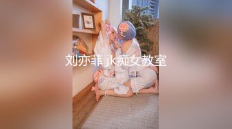 偷偷溜进女厕所，本想创造条件拍脸，无奈拍不到，只好从底下伸进去冒死拍，被女的胸：干嘛你是哪个？