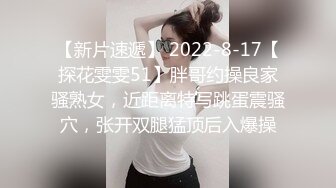 破解家庭摄像头，四眼妹还蛮正点，赤裸对着镜子嘻嘻哈哈 像是DJ舞女，好搞笑的哈哈哈！