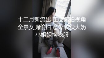 内裤一脱掰开小穴就开始摩擦自己的小阴蒂