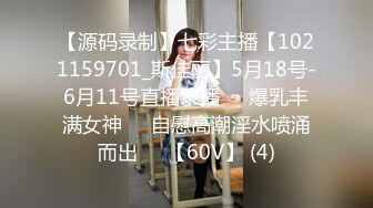 单位女厕偷拍新来的大美女没想到老江湖了，鲍鱼还挺黑