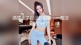 ❤️❤️女友浴室洗骚逼，男友跑过来蹲着舔逼，搞的好想要，坐在马桶上玩震动棒，小舌头舔JB，口活很棒