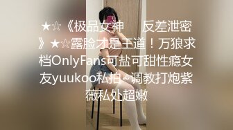 爆乳眼镜小美女 按着脑袋一顿插嘴 无毛小穴啪啪爆操 尿完尿继续猛干