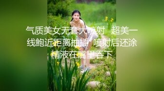 保时捷车模，三个极品萝莉嫩妹全程露脸激情大秀直播刺激狼友，无毛粉嫩白虎逼，双头道具轮草抽插，呻吟可射