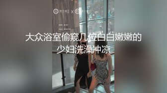 童颜巨乳露脸风骚的大屁股，无毛白虎逼深夜激情互动撩骚，风骚大奶子揉捏自己舔，摸逼逼自慰呻吟表情好骚啊