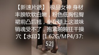 【新片速遞】  商场女厕全景双镜头偷拍大T恤美女的多毛大黑B❤️年龄不大B却这么黑照理说不应该阿