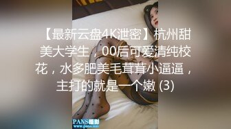 商场女厕刁钻角度偷窥背带裤美女的无毛小嫩鲍