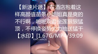 美女如云服装城女厕，全方位脸逼同框偸拍多位美眉方便，迷之操作的小姐姐揪阴毛