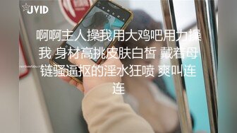 翘臀牛仔裤车震，舔到一半有人来了，吓得头都撞到了玻璃